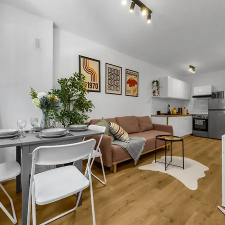 Downtown - Trams&bus Nearby - By Rentujemy