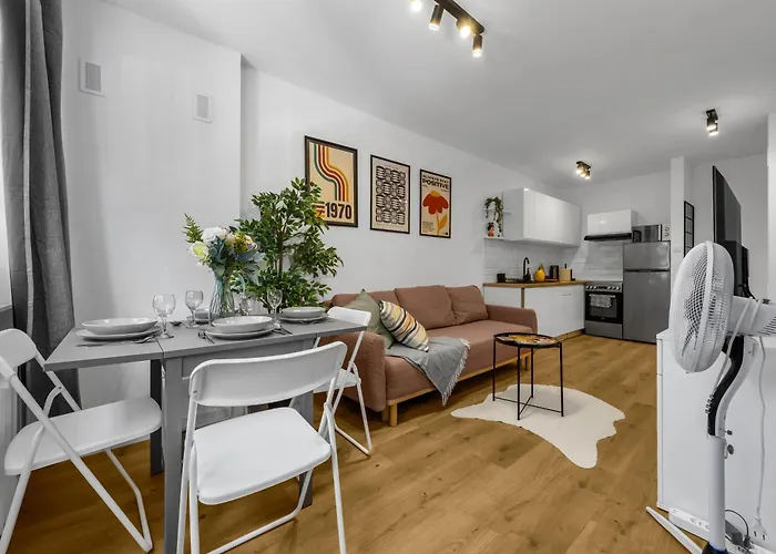 Downtown - Trams&bus Nearby - By Rentujemy